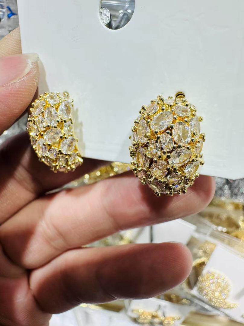 88902132 Aretes con piedras cristal en oro laminado 18k (3 Capas)