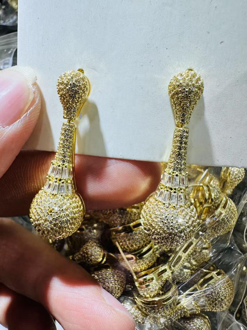 74530804 Aretes pendular con piedras multiples en oro laminado 18k (3 Capas)