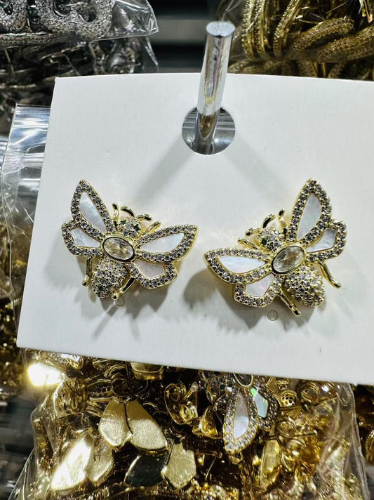 61250804 Aretes abeja con CZ en oro laminado 18k (3 Capas)