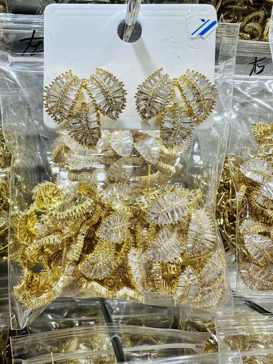 92946420 Aretes de hojas con piedras baguettes en oro laminado 18k (3 Capas)