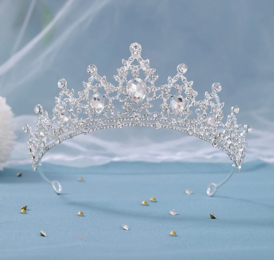 Tiara adornada con piedras lagrimas y ribete de brillantes