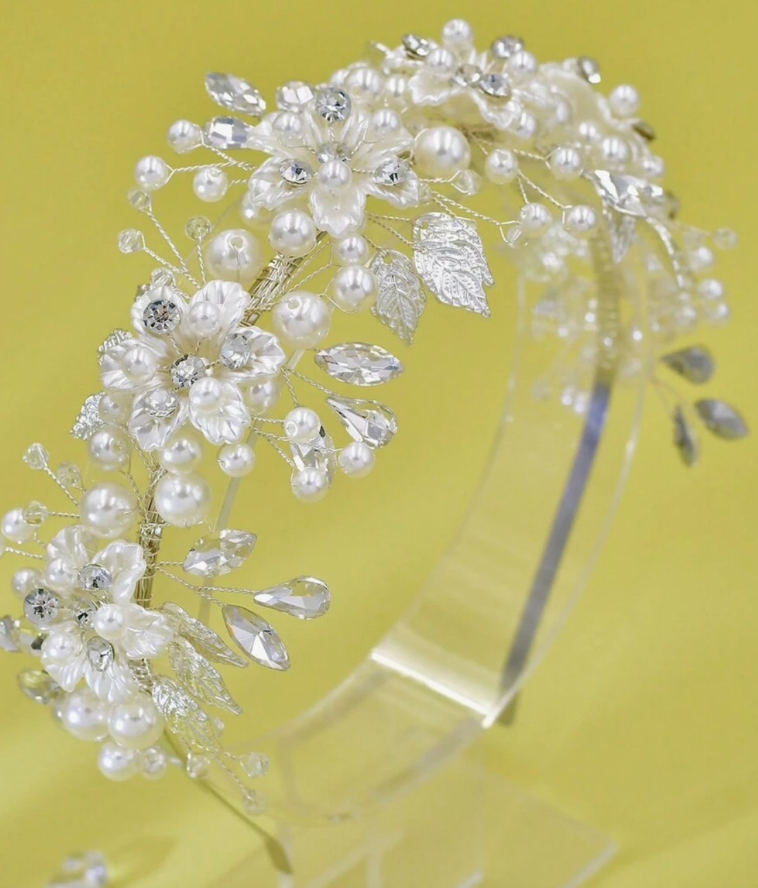 SH5898 Diadema floral con detalles en perlas, piedras lagrimas y marquesas