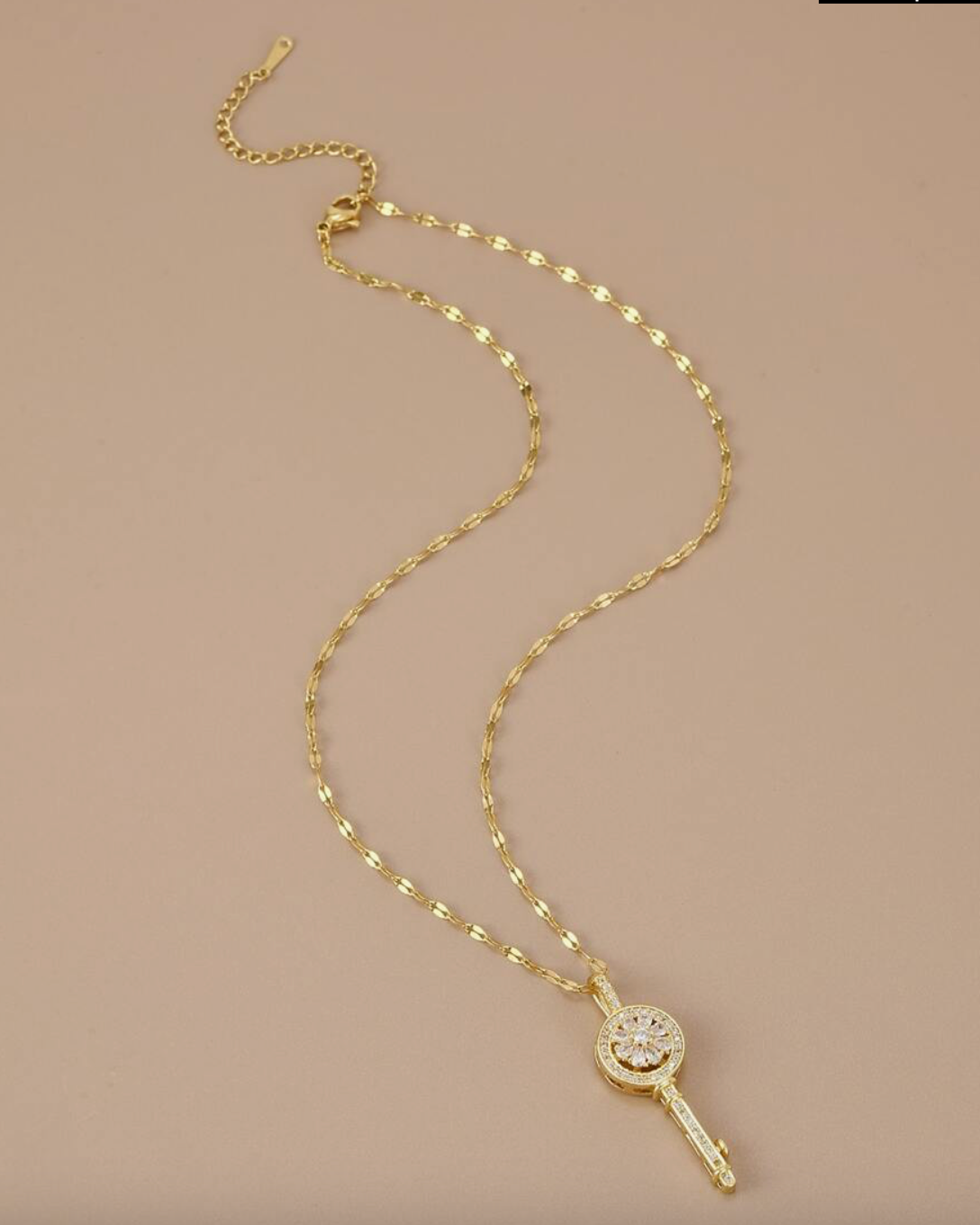 SH3904 Cadena con deije de llave en oro lamanida 18k